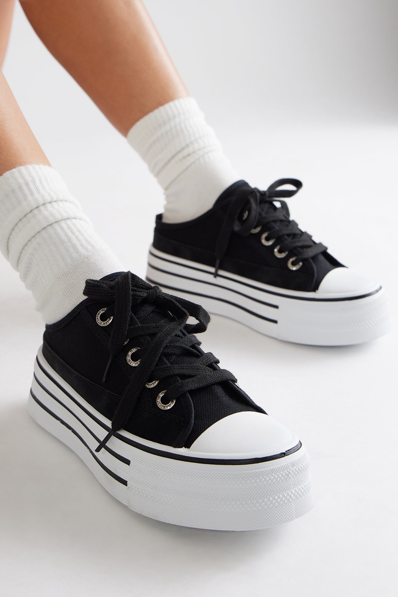 Connor Low Top Platform Sneakers - Black - Image 4