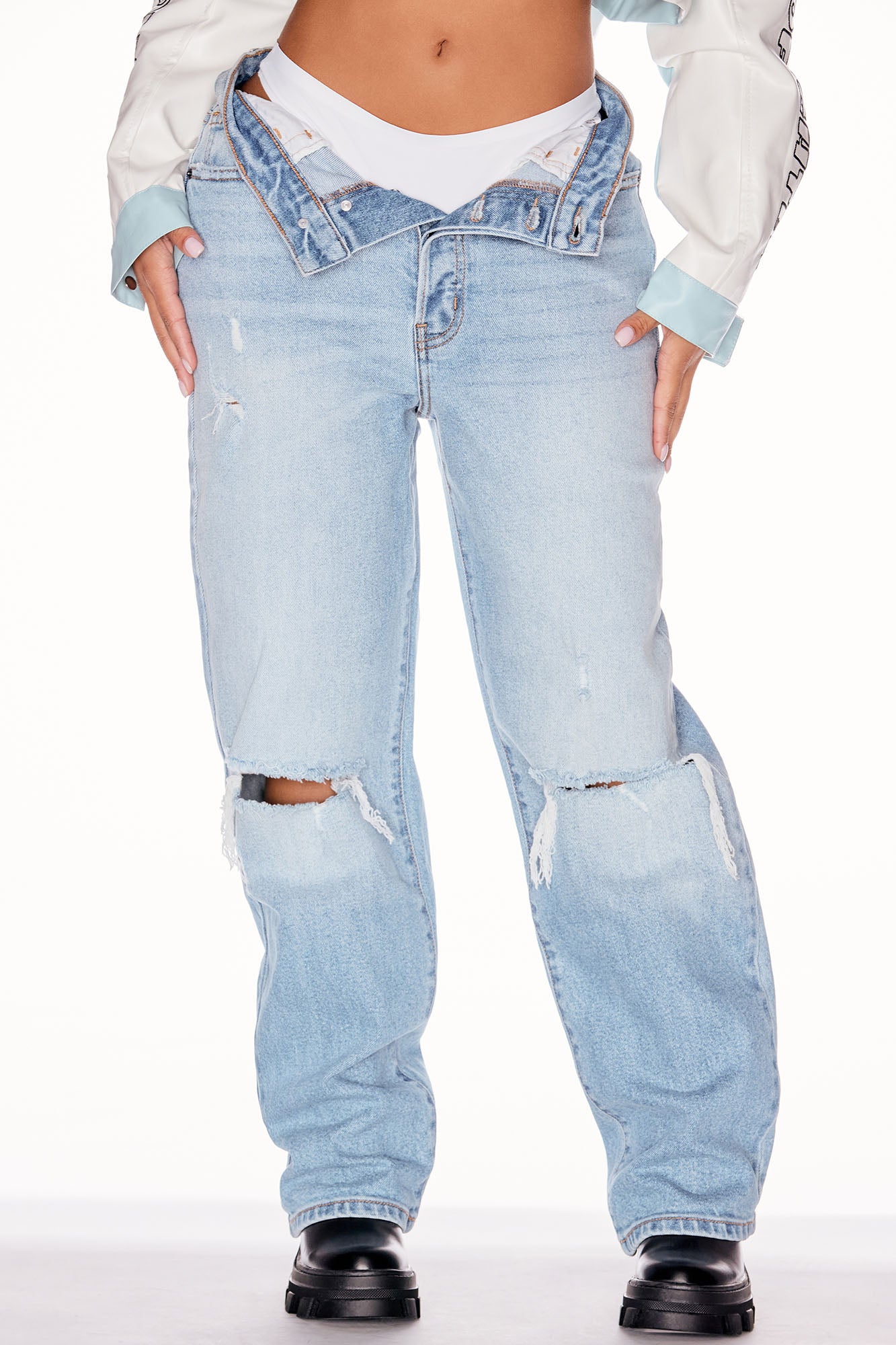 Petite As You Please Ripped Straight Leg Jeans - Light Blue Wash - Image 5
