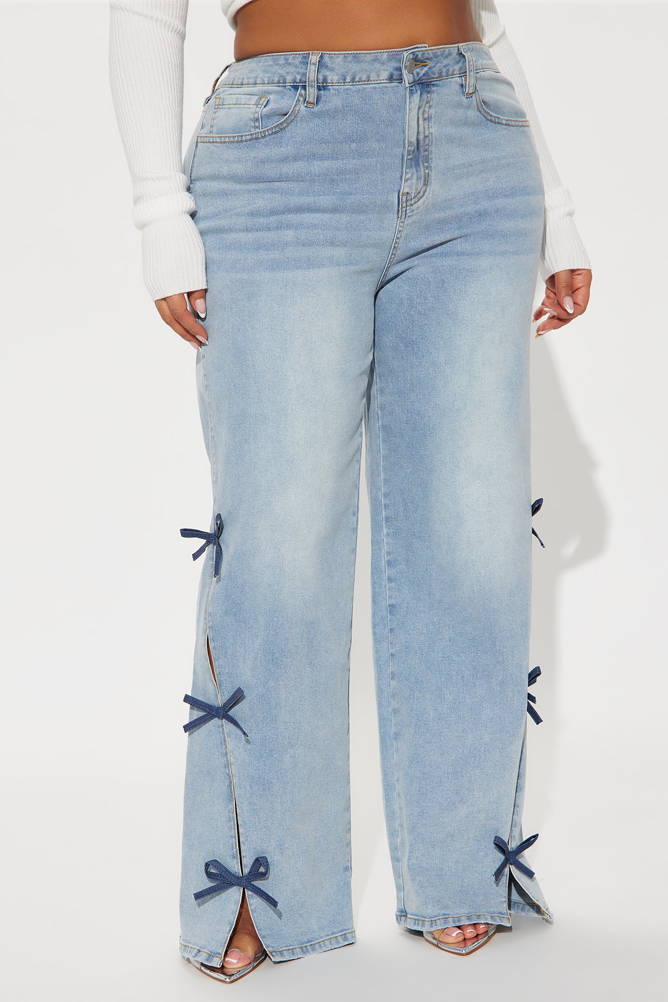 Catch My Drift Stretch Bow Split Hem Jeans - Light Wash - Image 6