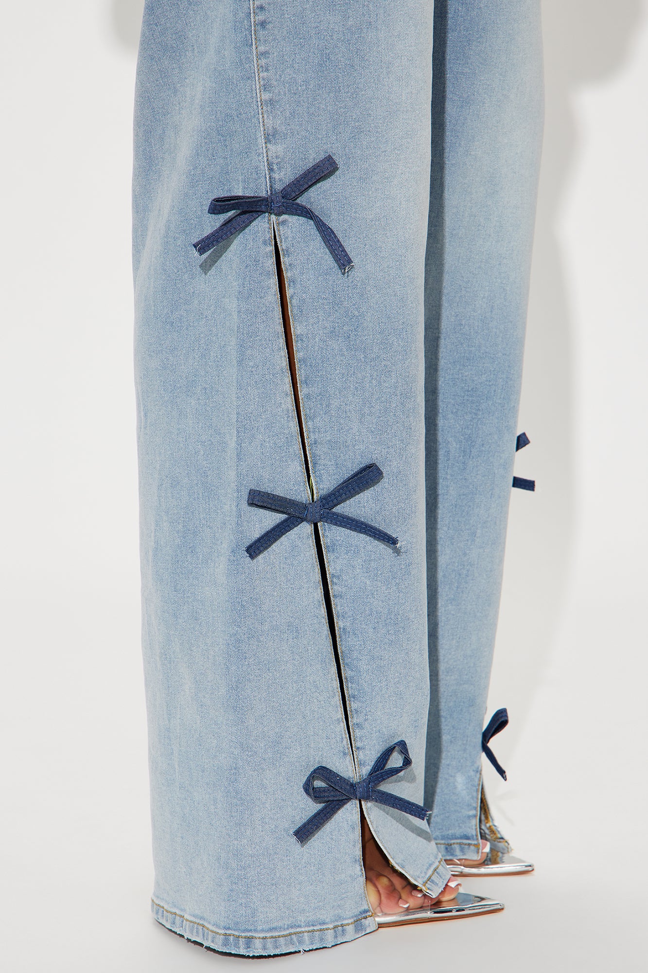 Catch My Drift Stretch Bow Split Hem Jeans - Light Wash - Image 7