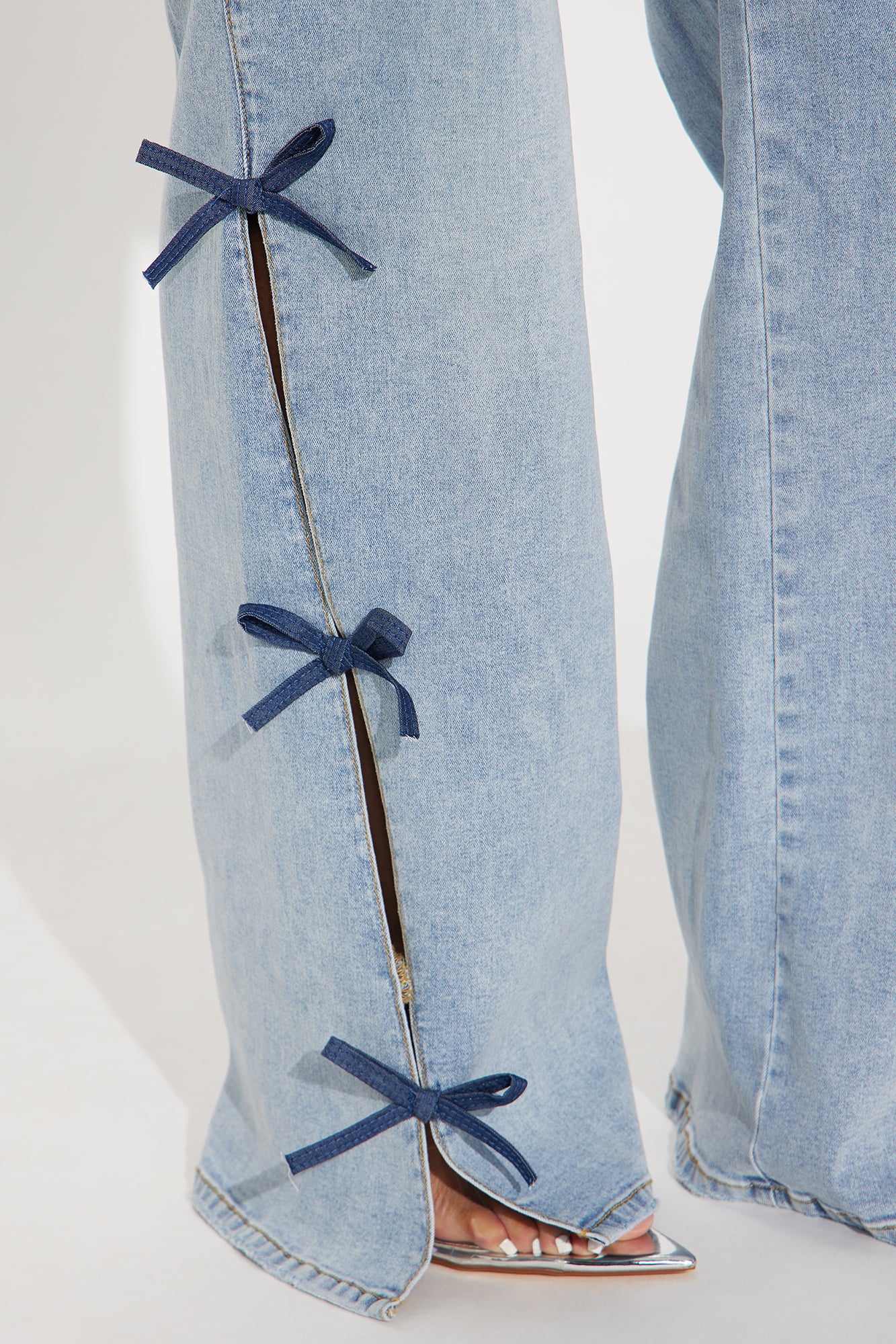 Catch My Drift Stretch Bow Split Hem Jeans - Light Wash - Image 3